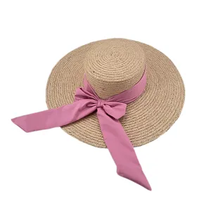 Chapeau de paille plat français avec élégant ruban nœud rose pour femme plage été.