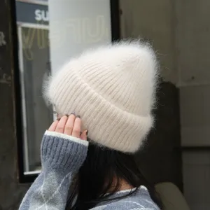 Vue détaillée d'un bonnet en tricot duveteux en mélange de poils de lapin, chaud.
