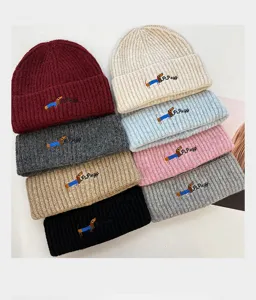 Détail de bonnet tricoté brodé de chiot mignon, bonnet pull chaud d'hiver pour femmes.