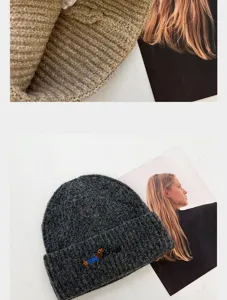 Gros plan sur le bonnet d'hiver en tricot douillet avec charmante broderie de chiot et douceur.