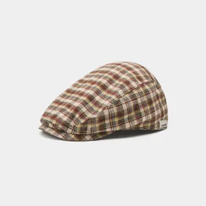 Gros plan détaillé de la casquette plate à carreaux rétro montrant texture et étiquette.