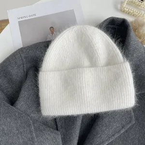 Vue detaillee d'un bonnet en maille de lapin blanc, offrant chaleur et style pour la saison d'hiver.
