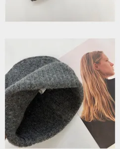 Gros plan du bonnet en tricot gris, texture douce, style de couvre-chef chaud d'hiver.