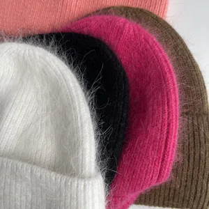 Gros plan sur les bonnets en tricot duveteux, détails de laines douces d'hiver en couleurs.
