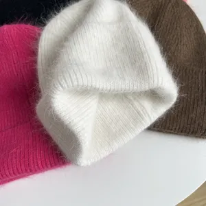 Bonnet en tricot duveteux détail montrant texture douce, bonnet d'hiver chaud et épais.