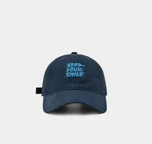 Gorra de béisbol azul marino estilo coreano con diseño de letras bordadas para uso diario.