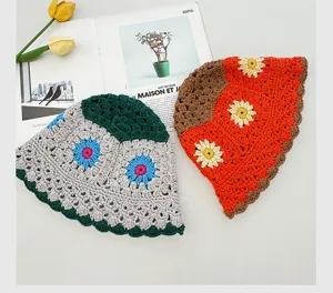 Gros plan d'un chapeau seau en crochet fait main avec motif floral, style rétro.