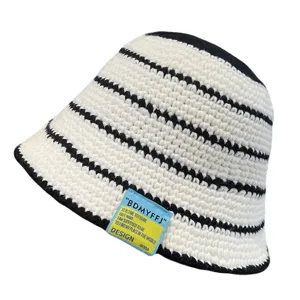 Cappello da secchiello a maglia a righe bianco e nero, comodo cappello invernale da donna.