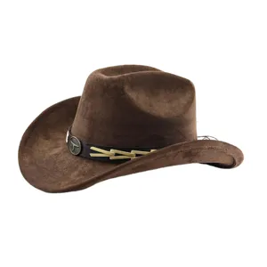 Bruine suède western cowboy hoed detail met metalen stierenkop embleem en lederen riem accent.