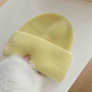 Gros plan detaille d un bonnet en tricot jaune chaud, epais melange de poils de lapin.