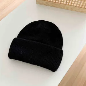 Bonnet tricoté noir vue de détail, mélange de poils de lapin doux accessoire hiver chaud.