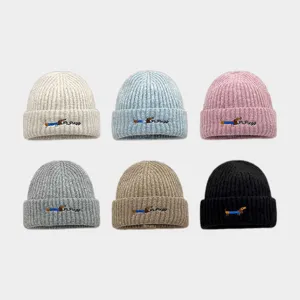 Mignon Dessin Animé Chien Lettre Brodé Bonnet en Tricot d'Acrylique Beanie Chaud Doux Revers Hiver Chapeau pour Unisex Quotidien