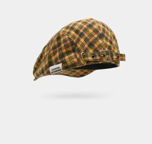 Casquette plate écossaise rétro pour femme, béret à carreaux multicolores avec boucle métallique.