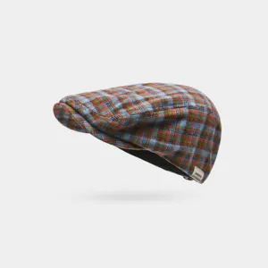 Gros plan détaillé de la casquette plate à carreaux rétro avec tissu tissé et petite étiquette.