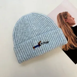 Bonnet en tricot bleu clair avec broderie de chiot mignon et texture côtelée pour hiver.