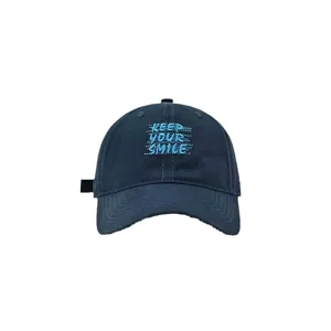 Gorra de béisbol azul marino clásica con elegante bordado de letras para moda de otoño.