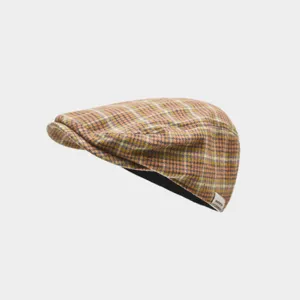 Gros plan de la casquette plate à carreaux rétro, montrant le tissu texturé et l'étiquette latérale.