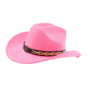 Roze suède western cowboyhoed met bruine riem, metalen stierkop embleem en brede rand.