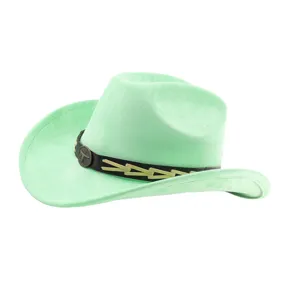 Lichtgroene western cowboyhoed van suède met zwarte lederen band en metalen stierenkop.