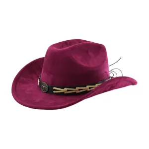 Gedetailleerd overzicht van de elegante magentakleurige suède western cowboyhoed met stierenkopriem.