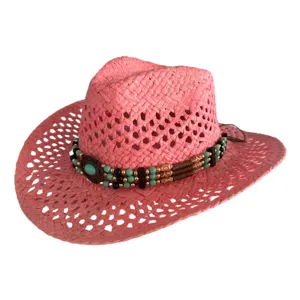 Vue détaillée du chapeau de cowboy en paille rose avec perles complexes et motif ajouré.