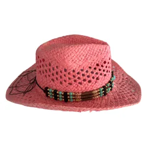 Chapeau de paille rose tressé détail avec garniture de perles pour la plage d'été.