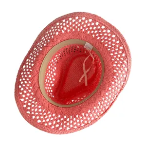 Vue intérieure détaillée du chapeau de paille montrant la bande anti-sueur et l'étiquette.