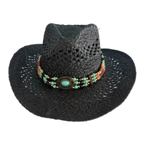 Vue rapprochée du chapeau de cowboy en paille tissée noire avec bande perlée et turquoise.