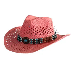 Gros plan détaillé du chapeau de cowboy en paille tressée rose avec bande décorative perlée vintage