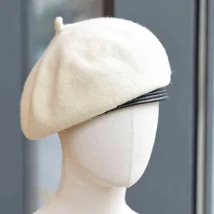 Boina de mezcla de lana beige con ribete de cuero negro, elegante sombrero de pintor vintage.