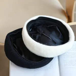 Detalle de boina de mezcla de lana, negro y clásico blanco para estilo de invierno.
