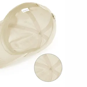 Vue détaillée des coutures intérieures et de l'étiquette 100% coton d'une casquette beige.