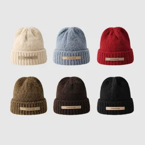Trendy Solid Color Knit Beanie Hat With Letter Leather Patch Warm Brimless Cuff Slouchy Skull Cap For Men Women Casual Outdoor Winter