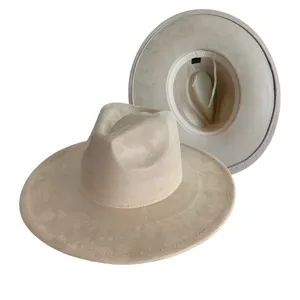 Vue détaillée montrant la doublure intérieure et la texture du chapeau fedora beige.