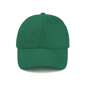 Détail en gros plan de la casquette de baseball classique en coton vert avec œillets et visière.