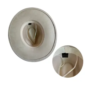 Vue de détail du chapeau fedora en faux daim beige montrant la texture intérieure et l'étiquette.