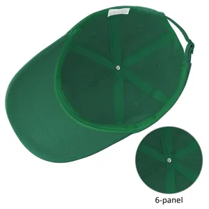 Détail intérieur de casquette de baseball en coton vert, construction à 6 panneaux et étiquette.