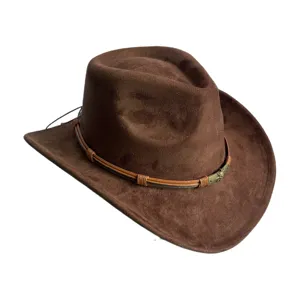 Détail de chapeau de cowboy western en suède marron, bande tressée en cuir avec boucle tête de mort.
