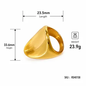 Detalle del anillo grueso de acero de titanio dorado, 23.5 mm de largo y 23.9 g.