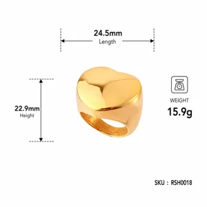 Detalle de dimensiones del anillo de corazón de oro con 24,5 mm de largo y 22,9 mm de alto.