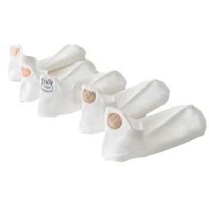 Fantasmini da donna bianchi con ricamo sul tallone e linguetta per la stagione estiva.