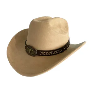 Vue détaillée d'un chapeau de cow-boy western en daim rétro avec boucle tête de taureau.
