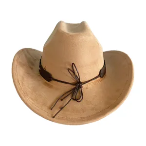 Chapeau de cowboy western en suédine marron avec lanière en cuir, idéal pour fêtes et plein air.