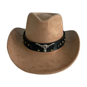 Gros plan détaillé d'un chapeau de cowboy western en daim marron avec bande en cuir.