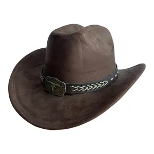 Vue détaillée du chapeau de cowboy western en suédine marron avec boucle tête de taureau en métal.