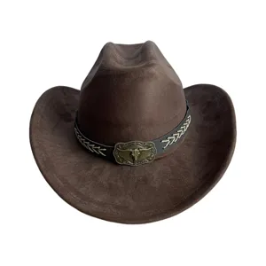 Gros plan détail du chapeau cowboy western en daim marron avec boucle tête de taureau.