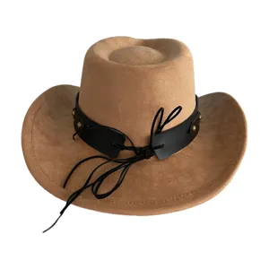 Vue détaillée du chapeau de cowboy en daim marron avec bande en cuir noir et rivets métal.