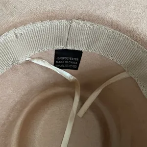 Vue intérieure rapprochée du chapeau classique montrant les détails du tissu et l'étiquette.