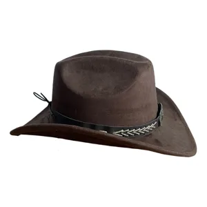 Vue rapprochée du chapeau de cowboy en daim marron foncé avec bande décorative et boucle.