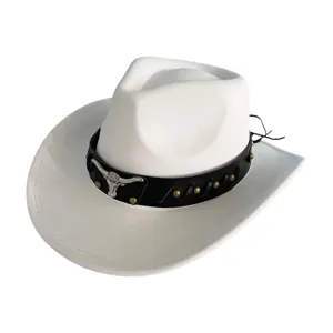 Chapeau de cowboy western en suédine blanche avec bande cuir noir et tête de taureau.